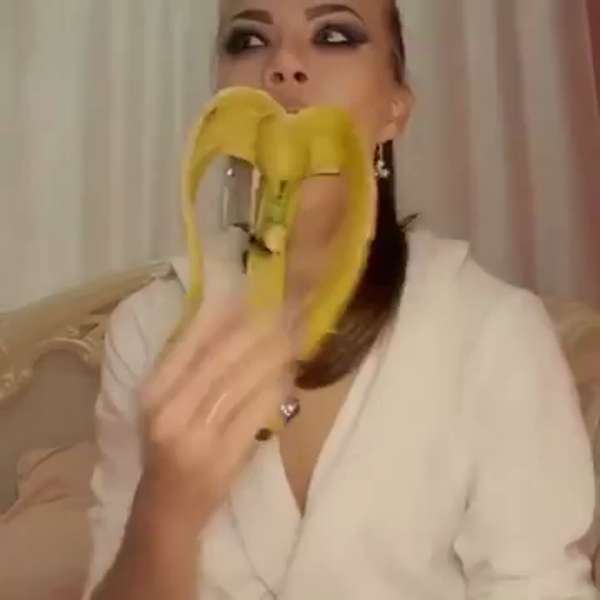 Засунула глубоко в рот банан и откусила его 