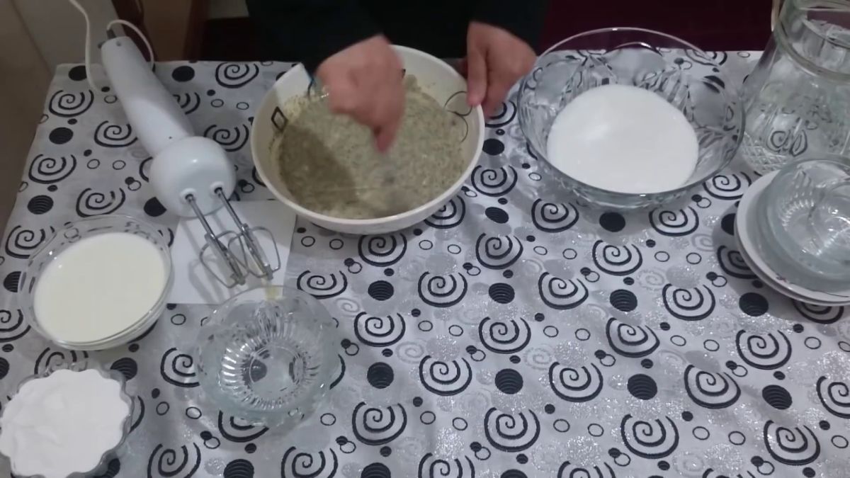 Mavi Haşhaşlı Pasta Nasıl Yapılır Videosu Mavi Haşhaşlı Pasta Nasıl Yapılır Videosu