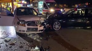Bursa'da 3 katlı binanın çatı katı alevlere teslim oldu