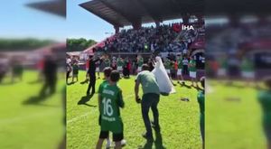 Bursa İnegöl'de minibüs bariyerlere çarptı