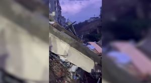 Bursa'da şiddetli lodos 3 katlı binanın çatısını metro hattına uçurdu