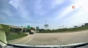 Kamyonetin arkasına tutunarak seyahat ettiler