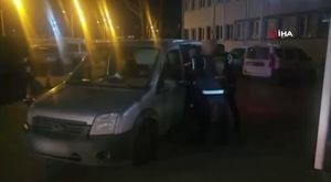 Tren hemzemin geçitte otomobile çarptı!