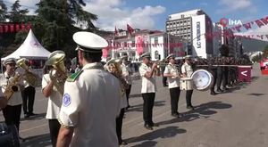 Bursa'da otomobiliyle direğe çarptı! Direksiyonda sıkışan sürücü...