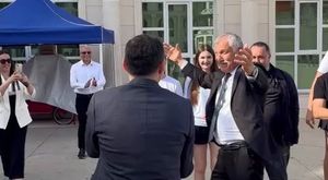 Adana'da genç kızlar tekme ve yumruklarla kavga etti