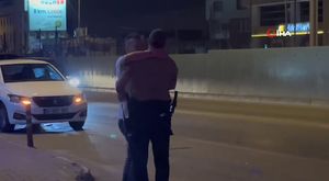 Otomobil, yol temizliği yapan belediye aracına çarptı