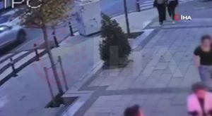 Kamyonete çarpan motosikletli ve arkadaşı böyle savruldu