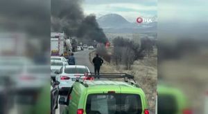 Tır ile servis minibüsünün çarpışma anı cep telefonu kamerasına yansıdı