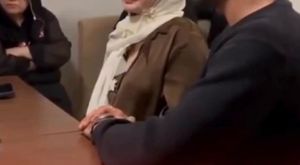 ALKOLLÜ YOLCU METROYU KARIŞTIRDI O ANLAR KAMERADA