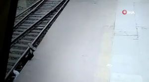 Pes dedirten görüntü! Bir kişi, metronun raylarına uzandı