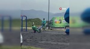 Edinilen bilgiye göre, Beşevler Mahallesi'nde bir akaryakıt istasyonunda film sahnelerini aratmayan anlar yaşandı. Yakıt almak için istasyona giren otomobilin sürücüsü araçtan inip ödeme yapmaya girdi. Yakıt tabancası takılıyken kendi kendine hareket eden