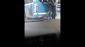 Ankara'da halk otobüsüne tutunan patenci çocuklar