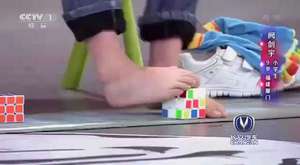 Eliyle ve Ayağıyla Aynı Anda Rubik Küpü Yapan Çocuk