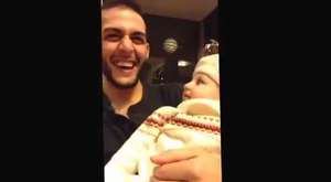 İlk defa gölgelerini gören çocukların tepkileri izleyenleri gülmekten kırıp geçiriyor :)))