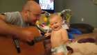 Babası gitar çalınca coşan sevimli bebek - www.dntr.net