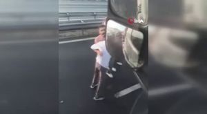 Bursa'da kahvehane sular altında kaldı, vatandaşlar oyuna devam etti