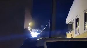 Bursa'da kamyon virajı alamadı, tomruklar yola saçıldı