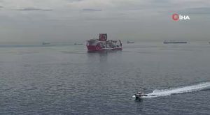 Tır ile servis minibüsünün çarpışma anı cep telefonu kamerasına yansıdı