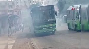 İstinat duvarına çarpan et yüklü kamyon kağıt gibi ezildi!