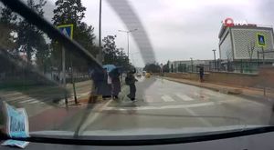 Bursa'da muhtarlığa gelen vatandaşları şiirle karşılıyor