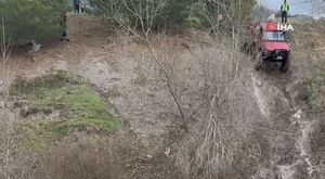 Edinilen bilgiye göre, Beşevler Mahallesi'nde bir akaryakıt istasyonunda film sahnelerini aratmayan anlar yaşandı. Yakıt almak için istasyona giren otomobilin sürücüsü araçtan inip ödeme yapmaya girdi. Yakıt tabancası takılıyken kendi kendine hareket eden