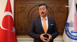 Bursa'da kontrolden çıkan otomobil ağaca çarptı, yaya son anda kurtuldu!