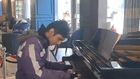 Piyano çalan kurye sosyal medyada gündem oldu: Destek gecikmedi!
