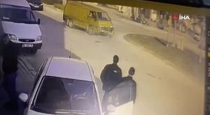 Uludağ'da kış uykusuna yatamayan ayılar yemek aramaya çıktı