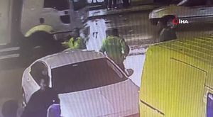 3 araca kaza yaptırıp vatandaşlar tarafından durduruldu... Kaza anı kamerada