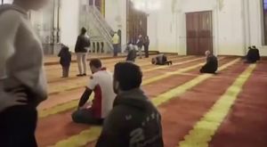 Öğrencinin üzerine kar kütlesi düştü!