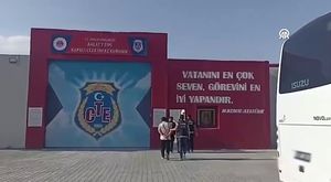 Genç kadın kendini kurtaran polise kafa attı