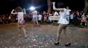 Sunucu Mini Etek Giydiğini Unutunca Frikik Üstüne Frikik Verdi 