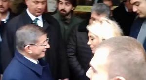 Ahmet Davutoğlu Gelecek Partisi Ankara İl Başkanlığı açılığı sonrası esnaf ziyaretinde bulundu. 
