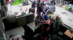 Edinilen bilgiye göre, Beşevler Mahallesi'nde bir akaryakıt istasyonunda film sahnelerini aratmayan anlar yaşandı. Yakıt almak için istasyona giren otomobilin sürücüsü araçtan inip ödeme yapmaya girdi. Yakıt tabancası takılıyken kendi kendine hareket eden