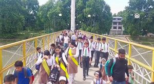 Bir motosiklet üzerinde 4 kişilik korkutan yolculuk kamerada!