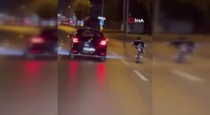 Bursa'da maçın oynandığı sahaya paraşütle iniş yaptı