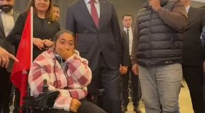 POLİS OMZUNDAN YARALANDI