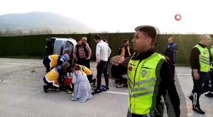 Bursa'da tırın altına giren araçtan yaralı çıktılar