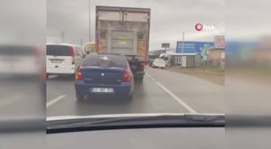 Motosikletlinin metrelerce sürüklendiği feci kaza kamerada