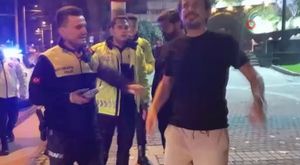 Seyir halindeki tıra yaklaşıp içindeki koyunları çaldılar