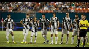 Tevez mostra la maglia numero 10 dalla sede della Juventus 