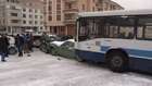 Ankara'da belediye otobüsü buzlu yolda kaydı, 10 aracı sürükledi