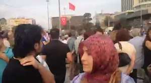 Devrimci Müslümanlar Karanfillerle Taksimde