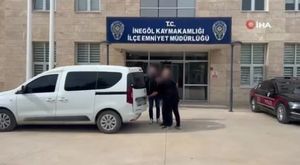Bursa'da zabıtaya sinirlenen müzisyen gitarını kırdı