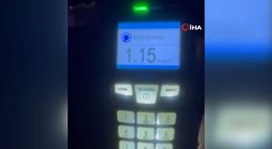 Genç kadın kendini kurtaran polise kafa attı