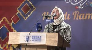 Bursa'da  yavru köpek demir korkuluklara sıkıştı