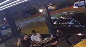 Kavga ettiği kişinin yüzüne uçan tekme attı... O anlar kamerada
