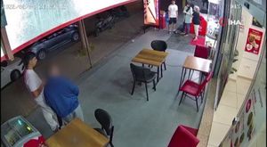 ARNAVUTKÖY’DE İETT OTOBÜSÜ KAYGAN YOLDA KONTROLDEN ÇIKTI