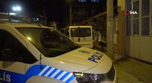 Bursa'da dur ihtarına uymayan sürücü polis barikatına takıldı