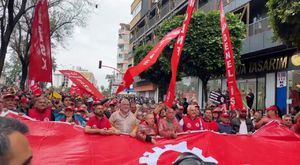 Adana'da genç kızlar tekme ve yumruklarla kavga etti